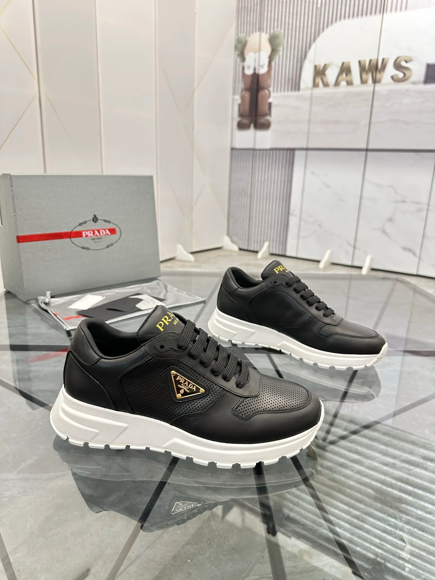 Men's shoes: 💰P580¥ High-end top quality Product trademark: Prada *"Prada*" low-top casual shoes Regular size: 38-45 (can be customized to 46) Product materials: imported first-layer cowhide for the upper, cowhide lining, cowhide feet, original outsole. Number: 832